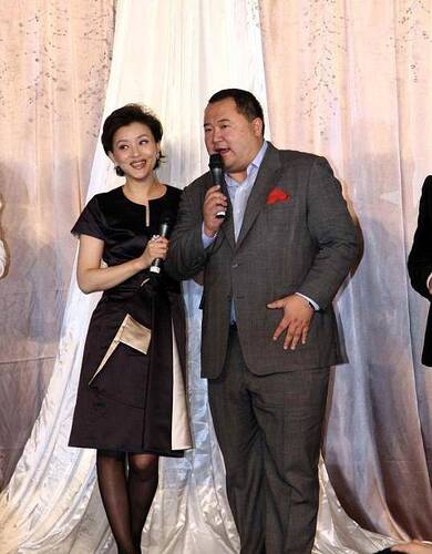杨澜与老公海外领奖  被嘲因给瑞典捐款才得奖