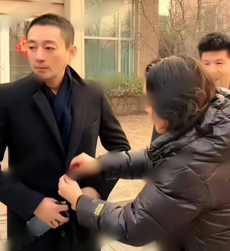 汪小菲罕见现身张兰直播间  剪寸头穿黑色大衣