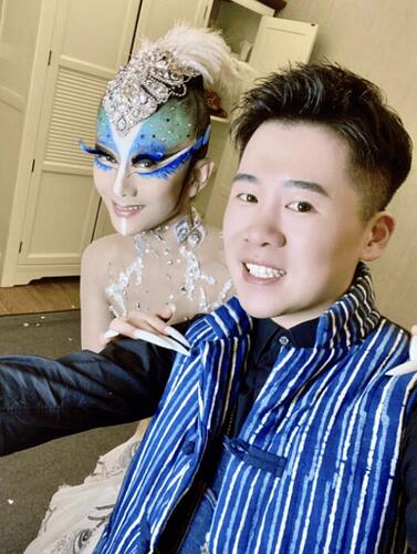 65岁杨丽萍疑恋爱 与小帅哥一起过520