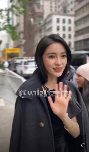 缺黄晓明的照顾？杨颖纽约生图曝光惨不忍睹