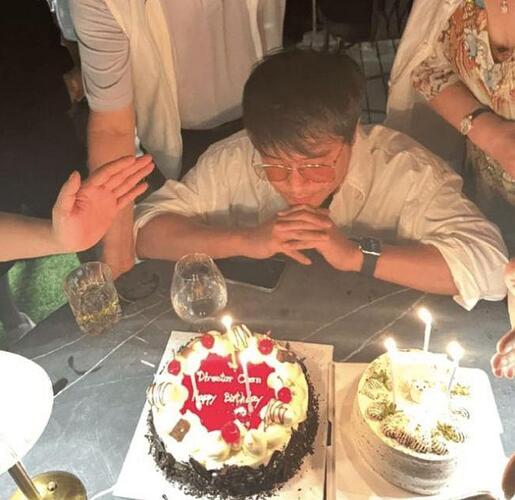 越爱越高调 陈思诚搂着23岁女友吃家乡菜 越爱越高调 陈思诚搂着23岁女友吃家乡菜