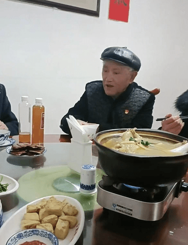 87岁戏骨牛犇现身黄山吃席 举杯吃力手颤巍