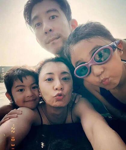 明明是同龄女星 却一个像妈一个像女儿