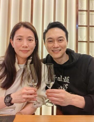 袁咏仪庆结婚纪念日 开心小酌满面红光