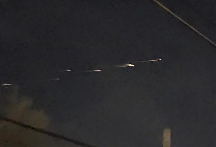 加州沙加缅度地区上空，出现多道神秘光芒。（美联社）
