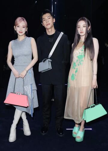 时装周的明星出圈技巧:出发、合影、摆态度,处处都是小心思 时装周的明星出圈技巧:出发、合影、摆态度,处处都是小心思