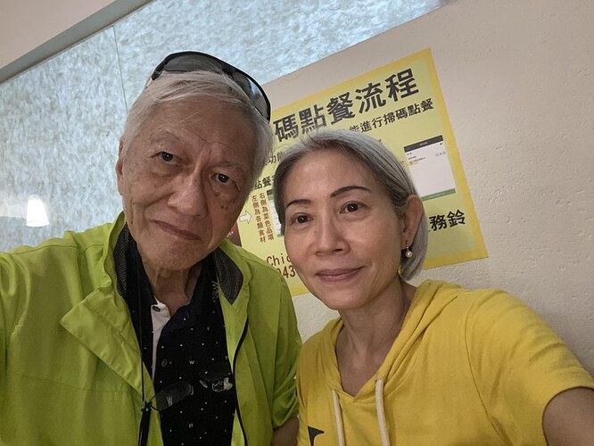 香港知名作家李怡（左）生前还没完成《失败者回忆录》，不过幸获好友邱近思（右）相助，作品终于完成并暂订于5月1日出版。（受访者提供）