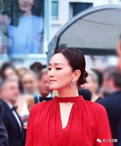 戛纳红毯，巩俐生图流出差距大，颈纹多显老态
