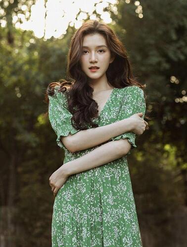 越爱越高调 陈思诚搂着23岁女友吃家乡菜 越爱越高调 陈思诚搂着23岁女友吃家乡菜