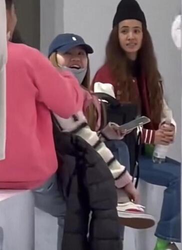 时装周的明星出圈技巧:出发、合影、摆态度,处处都是小心思 时装周的明星出圈技巧:出发、合影、摆态度,处处都是小心思