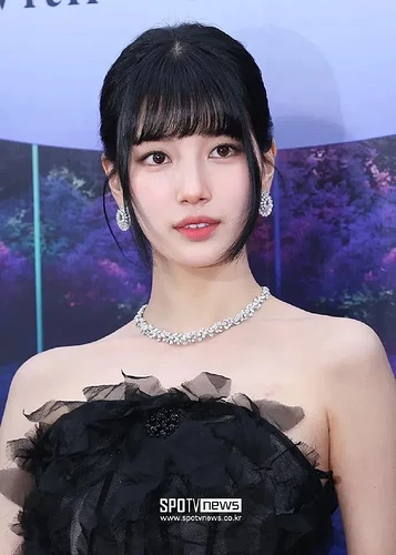 再获影后的汤唯 被丑衣服“霸凌”了？