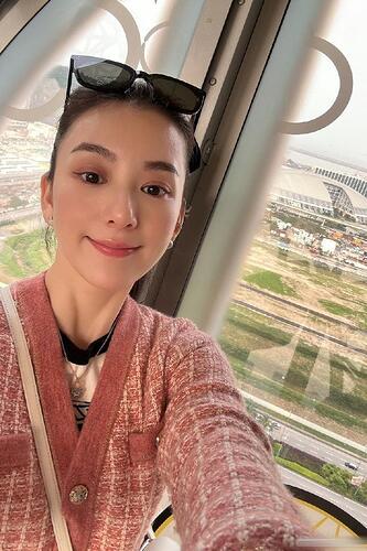 方媛晒全家福真实状态曝光 脸僵不敌郭富城