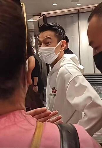 刘德华香港逛街不带保镖 遭私生饭飞扑吓坏华仔