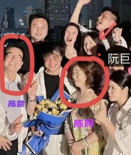 越爱越高调 陈思诚搂着23岁女友吃家乡菜 越爱越高调 陈思诚搂着23岁女友吃家乡菜