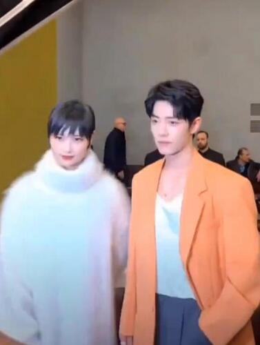 时装周的明星出圈技巧:出发、合影、摆态度,处处都是小心思 时装周的明星出圈技巧:出发、合影、摆态度,处处都是小心思