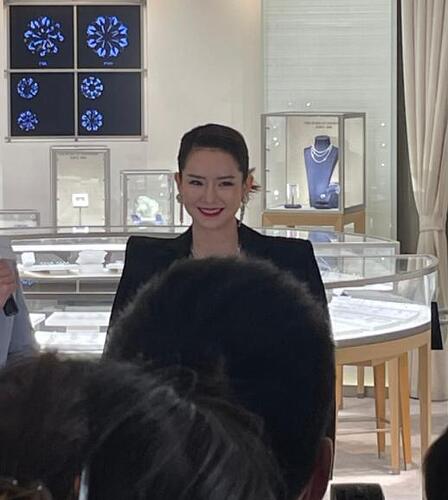 戚薇现身活动 身材发福依旧自信
