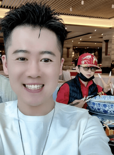 65岁杨丽萍疑恋爱 与小帅哥一起过520