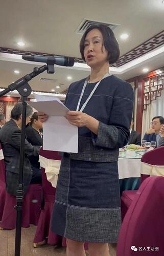 何超琼现北京政协学习会，素颜和精修差太多