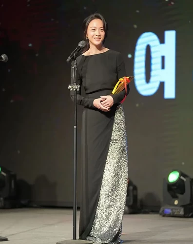 再获影后的汤唯 被丑衣服“霸凌”了？