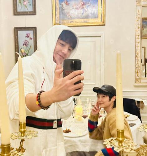 时装周的明星出圈技巧:出发、合影、摆态度,处处都是小心思 时装周的明星出圈技巧:出发、合影、摆态度,处处都是小心思