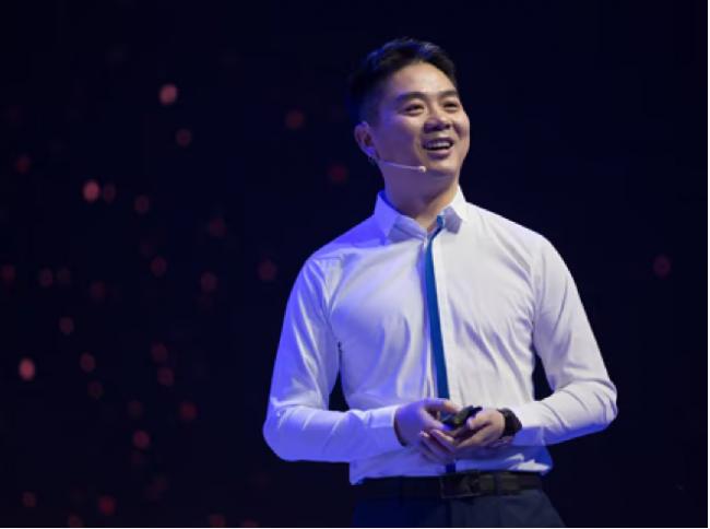 刘强东套现640亿后 携孕妻章泽天在英国逛街