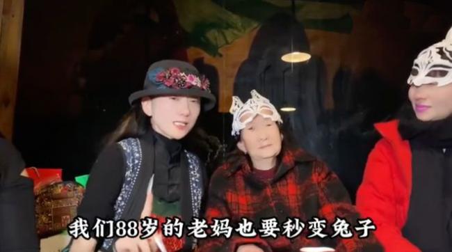 64岁杨丽萍回家过年 与88岁母亲吃年夜饭
