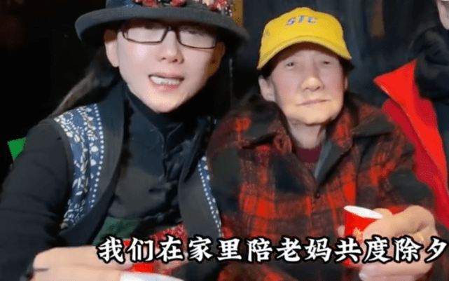 杨丽萍李玉刚一起过年被偶遇 挽胳膊举止亲密
