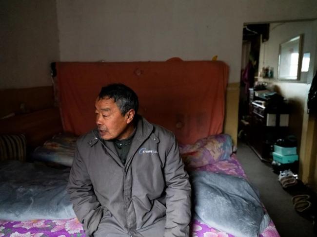 看哭了....60岁后，他们在立交桥下做日结