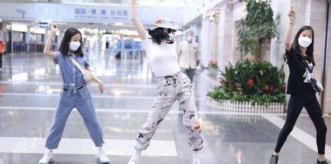 钟丽缇张伦硕穿情侣装现身机场 二女儿气质逆袭