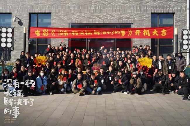 68岁成龙探班杨幂开心比耶 二人交情超20年