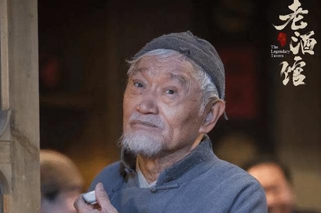 87岁戏骨牛犇现身黄山吃席 举杯吃力手颤巍