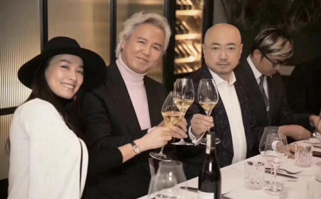 徐峥一家三口看电影 女儿正脸罕见曝光像爸爸