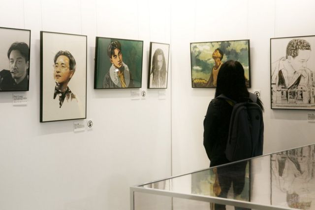 市民在插画前认真观赏