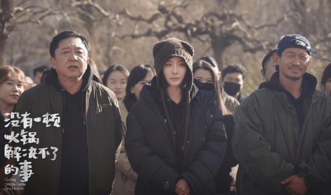 68岁成龙探班杨幂开心比耶 二人交情超20年