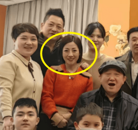 撒贝宁全家福曝光 爸爸和妹妹及龙凤胎出镜