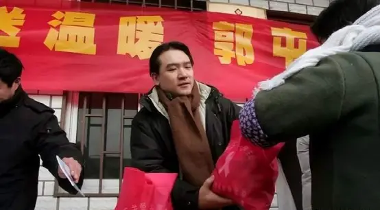 哈佛天才放弃百万年薪，到中国农村，给30000个孩子当爸