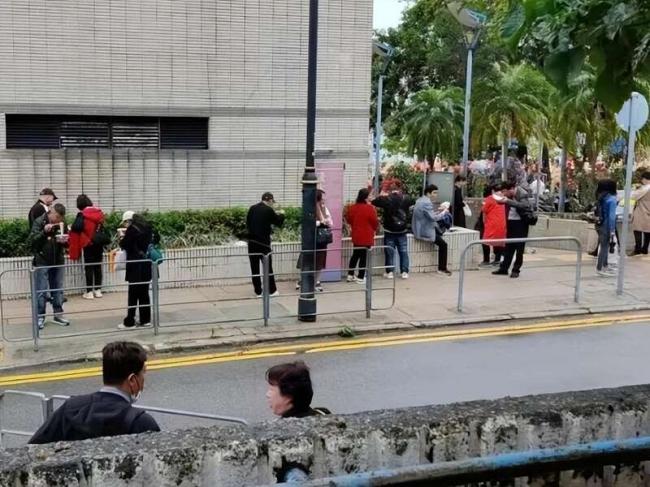 大陆旅游团逼爆香港：公厕前吃面 一天跑12景点