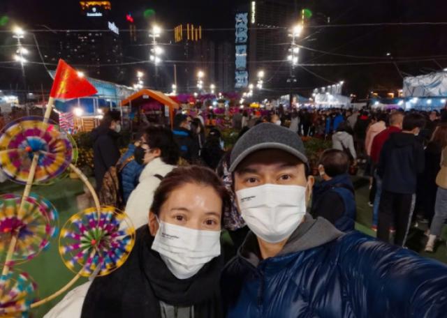 袁咏仪庆结婚纪念日 开心小酌满面红光