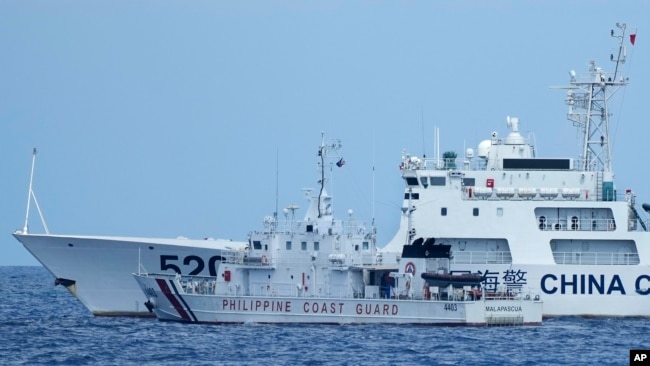 2023年4月23日，一艘中国海警船在南中国海有争议海域拦截菲律宾的海岸警卫队巡逻船，险些造成撞船事故。