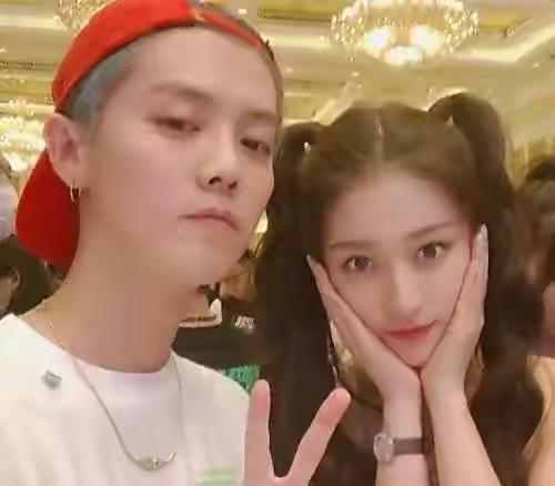 鹿晗现身成都疑探班女友关晓彤 一头粉发超抢镜 鹿晗现身成都疑探班女友关晓彤 一头粉发超抢镜