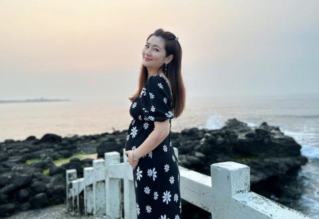 Selina公开孕期近照 双手抚摸孕肚不惧曝光伤疤