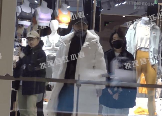 徐峥一家三口看电影 女儿正脸罕见曝光像爸爸