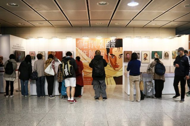 众多民众前来参观《你在我心张国荣20年创作展》