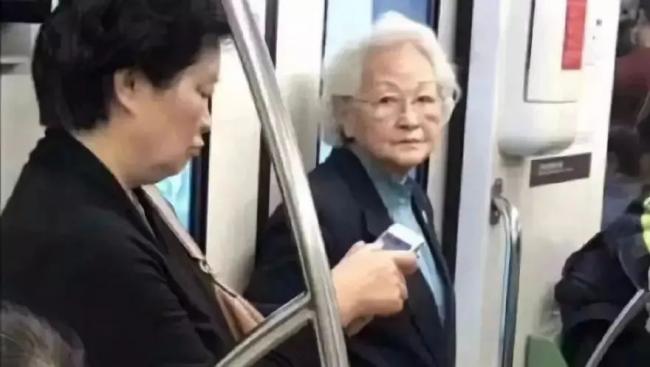 中国的大街上，为什么看不到退休官员溜达？