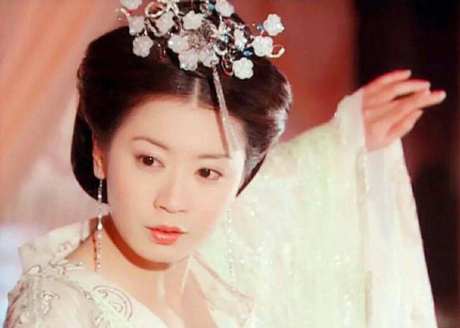 这是48岁的女人？贾静雯低胸街拍梦回赵敏