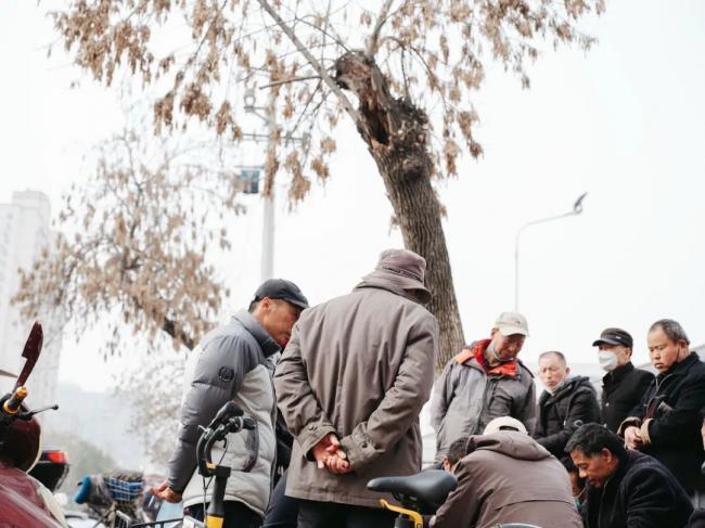 看哭了....60岁后，他们在立交桥下做日结