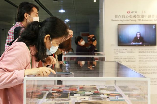 一位市民正认真观赏橱窗内展品