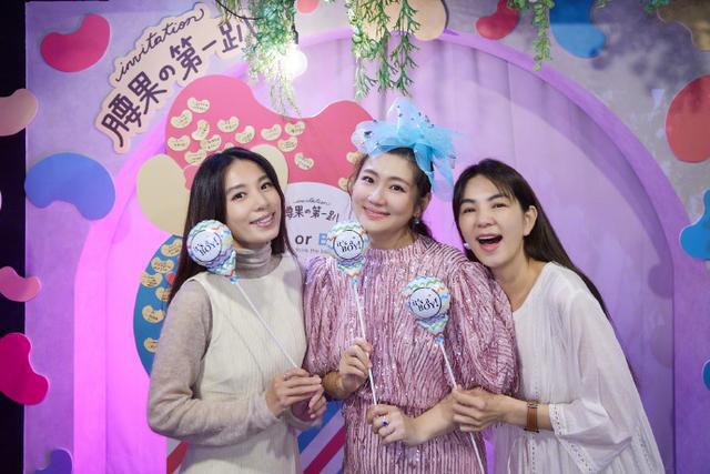 Selina公开孕期近照 双手抚摸孕肚不惧曝光伤疤