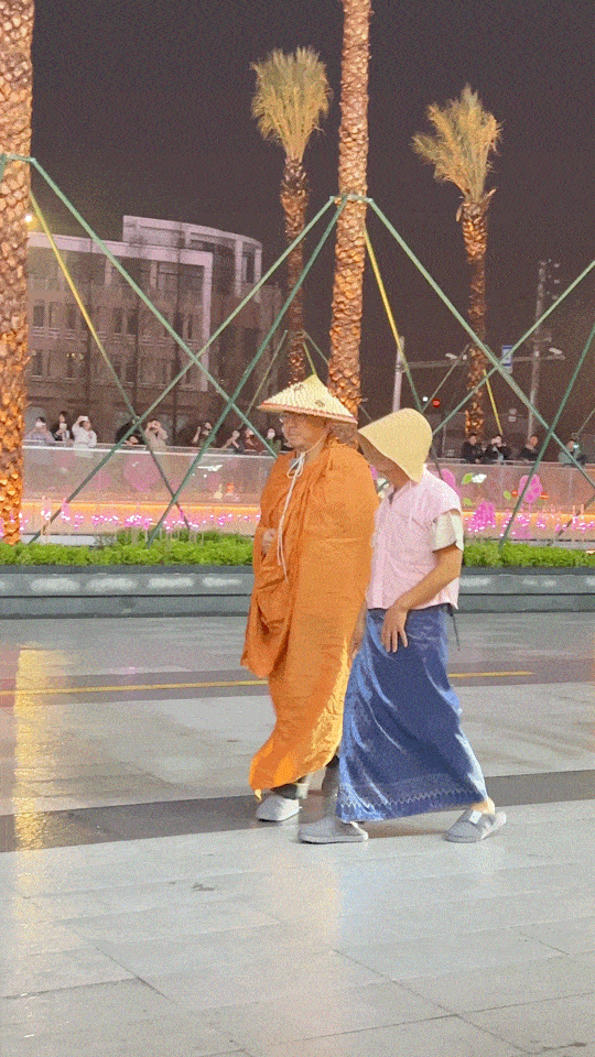 徐峥一家三口看电影 女儿正脸罕见曝光像爸爸