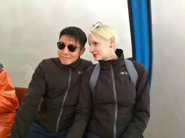 撒贝宁全家福曝光 爸爸和妹妹及龙凤胎出镜